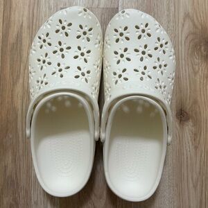 Crocs Adult Classic Women’s 10/Mens 8 Floral Cut Out - GREAT condition!